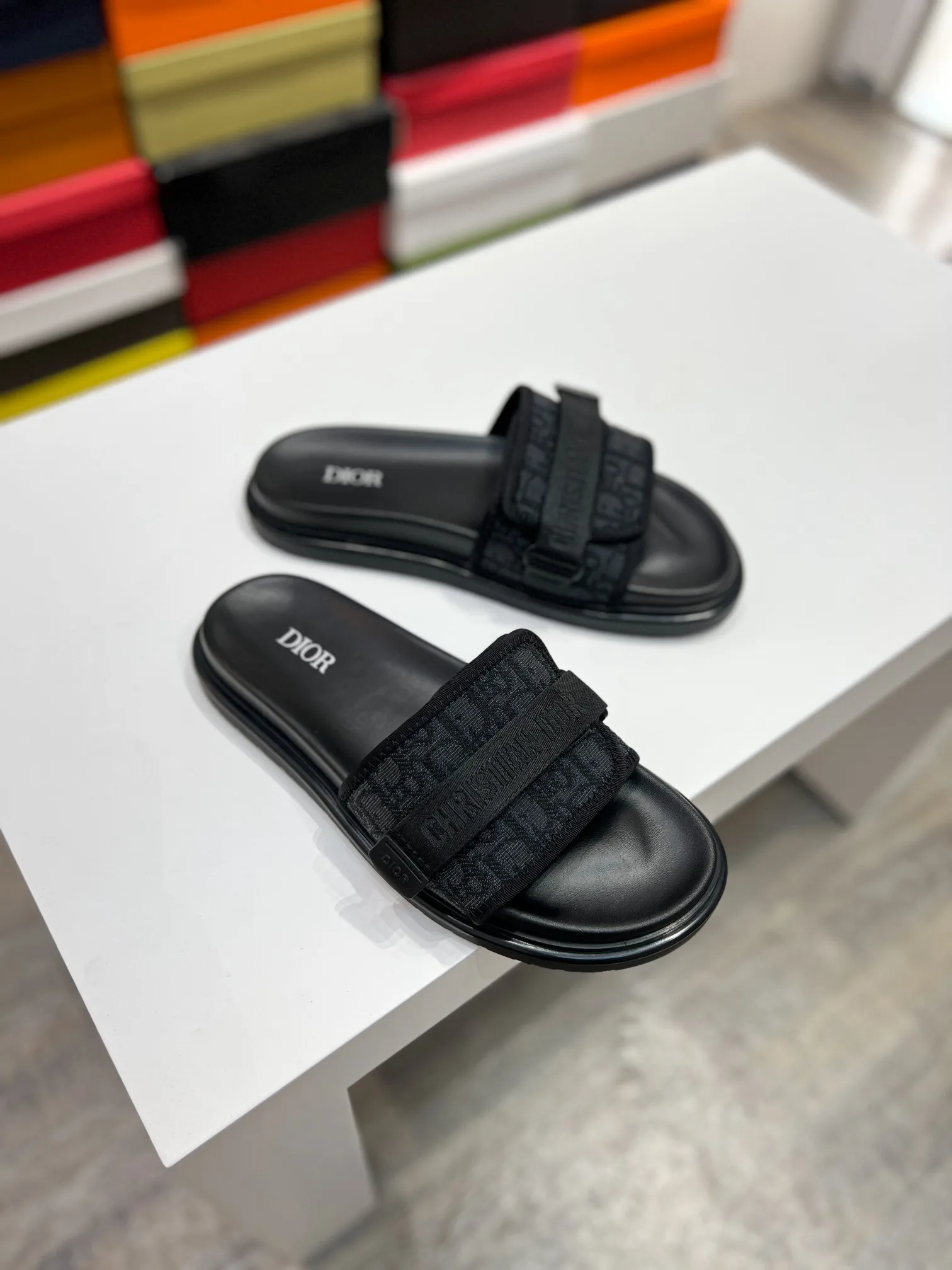 Men's men's shoes💰320【DIOR】🐝🐝Top version. 2024ss Dior’s latest men’s slippers are a must-have. Dior Alias ​​Men's Genuine Leather Slippers This summer new Alias ​​sandal embodies a casual and elegant style. Carefully crafted from grained cow leather and Oblique printed fabric, with cowhide lining! Cross-strap design with metal-clad brass CD Diamond logo. The imported cowhide leather and rubber sole adds sophistication and comfort, while Oblique print-effect anti-slip panels add style. Size39-44 (customized at 38.45)
